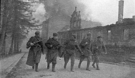 Кадр кинохроники о  Восточно-Силезской наступательной операции Советской Армии. Оператор Д. Бальтерманц. Взято из открытых источников