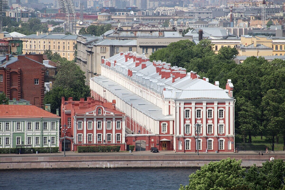 Здание 12 коллегий. Меньшиковский дворец и здание 12 коллегий.