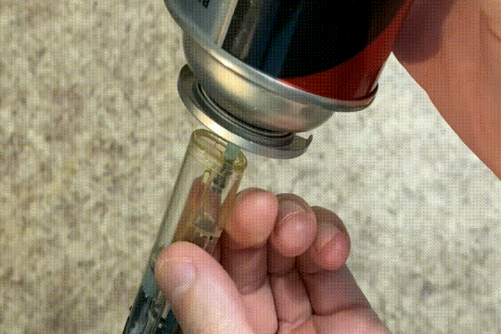 Видно как газ заправляется в зажигалку.