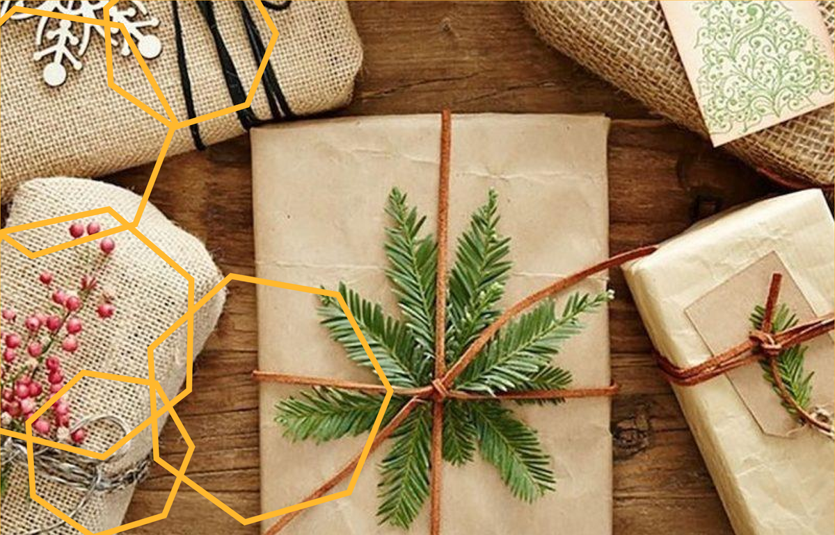 Еловая ветка на упаковке подарка
