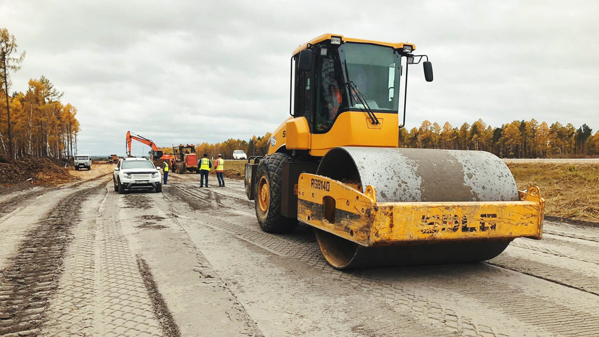 Основные этапы асфальтоукладки
Укладка выполняется в несколько основных этапов:Создаётся  проектная документация, а на её базе оформляется смета затрат. При этом  учитывают технические особенности участка: рельеф, состав и плотность  грунта, а также ряд других влияющих параметров. Специалист, опираясь на  расчёты, формирует список затрат и включает в него стоимость материалов,  объём и сложность работ, площадь асфальтируемого участка.
Подготовительный  этап. В него входят земляные работы, подразумевающие снятие  плодородного слоя грунта и выравнивание поверхности. Для этого  используют спецтехнику: бульдозеры, грейдеры, погрузчики. На следующем  этапе формируется так называемое «корыто», в которое укладывают несущие  слои покрытия и проводится уплотнение.
Подготовка  основания. Выполняется укладка дорожной подушки, которая заключается в  укладке нескольких слоёв «пирога». В него входят гравийный и песчаный  слои. В зависимости от плотности грунта, укладка гравия в некоторых  случаях не производится. Основой «корыта» является крупный щебень, а для  заполнения пустот его засыпают мелкими фракциями.
Укладка  асфальта. Финальный этап. На место проведения работ поставляется  самосвалами готовый асфальт или приготавливается вблизи участка дороги.  Смесь наносится равномерным слоем, исключая неровности, с использованием  асфальтобетоноукладчиков. Для упрочнения покрытия применяются ручные  катки. Рекомендуется применять исключительно специализированную технику,  чтобы качество укладки было гарантированным.
