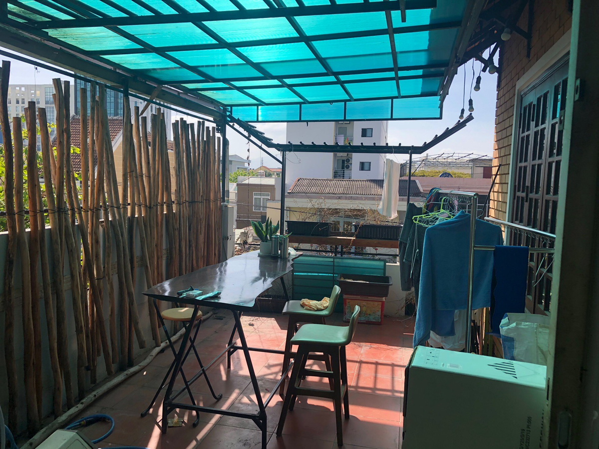 На последнем этаже дома есть вот такая веранда с видом на город. Тут можно просто почилить (от англ слова chill расслабься) 