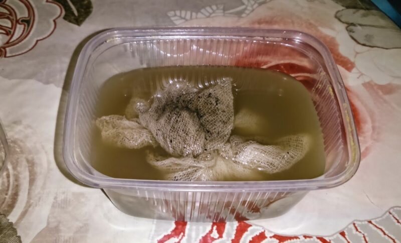 Замачивание семян в золе. Иллюстрация для статьи используется с сайта top-ogorod.ru