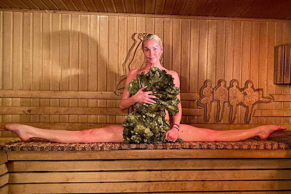 Шпагат в стрингах