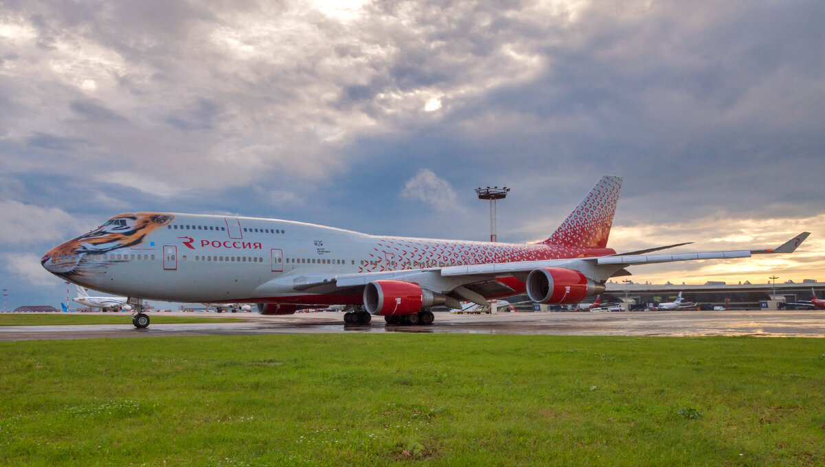 Boeing 747 300. Боинг 747 в Шереметьево. Шереметьево авиакомпания Россия Boeing 747. Boeing 747-300 у России. Боинг 747-300 авиакомпания Россия.