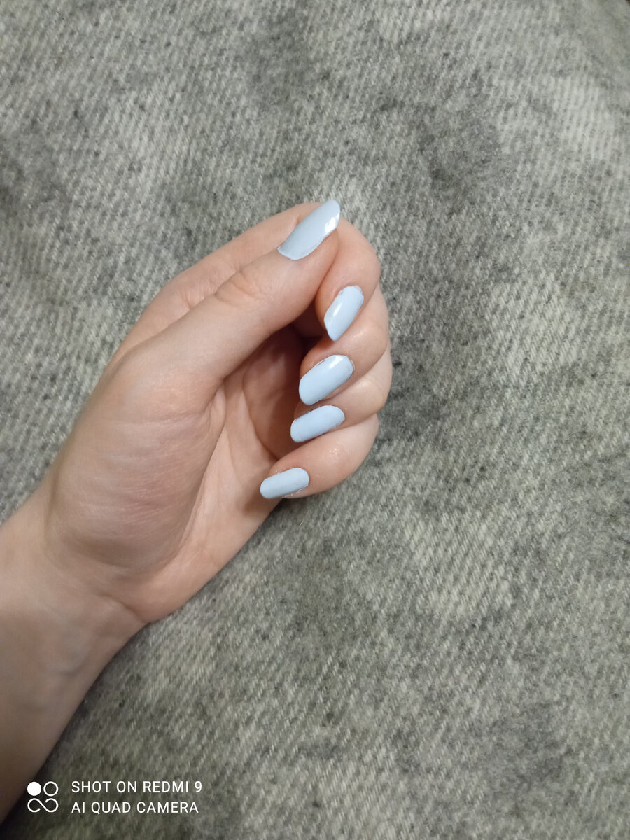 Мой маникюр, который я сделала себе обычным лаком. И он защищает мои ногти от некоторых последствий бытовых ударов и трудноотымваемой грязи. 