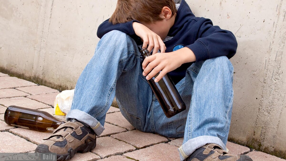 Зависимость среди подростков. Подростковый алкоголизм и наркомания. Подросток с бутылкой. Детский алкоголизм. Алкоголь несовершеннолетним.