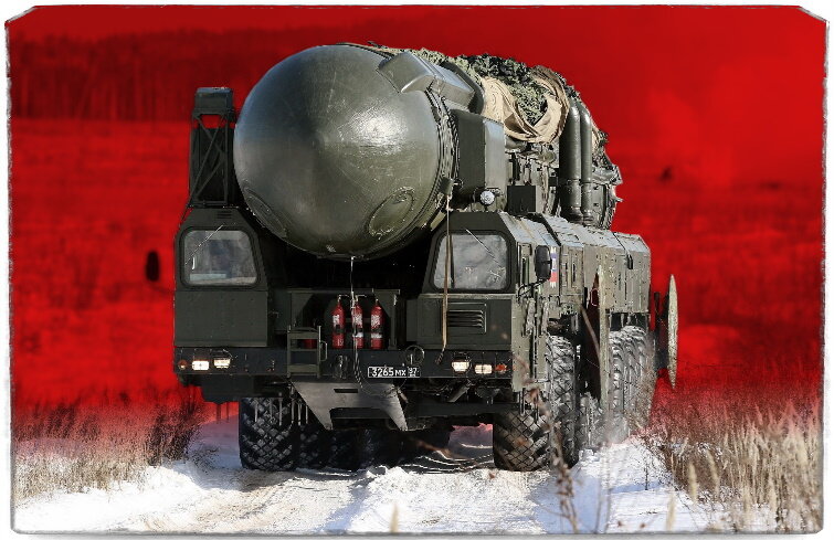 Источник: Минобороны России. В кадре пусковая комплекса, известного как "Тополь-М". Данный комплекс готов к пуску всегда, а его ангары снабжены раздвижной крышей, но основное преимущество ПГРК раскрывается после выхода на заданные позиции.