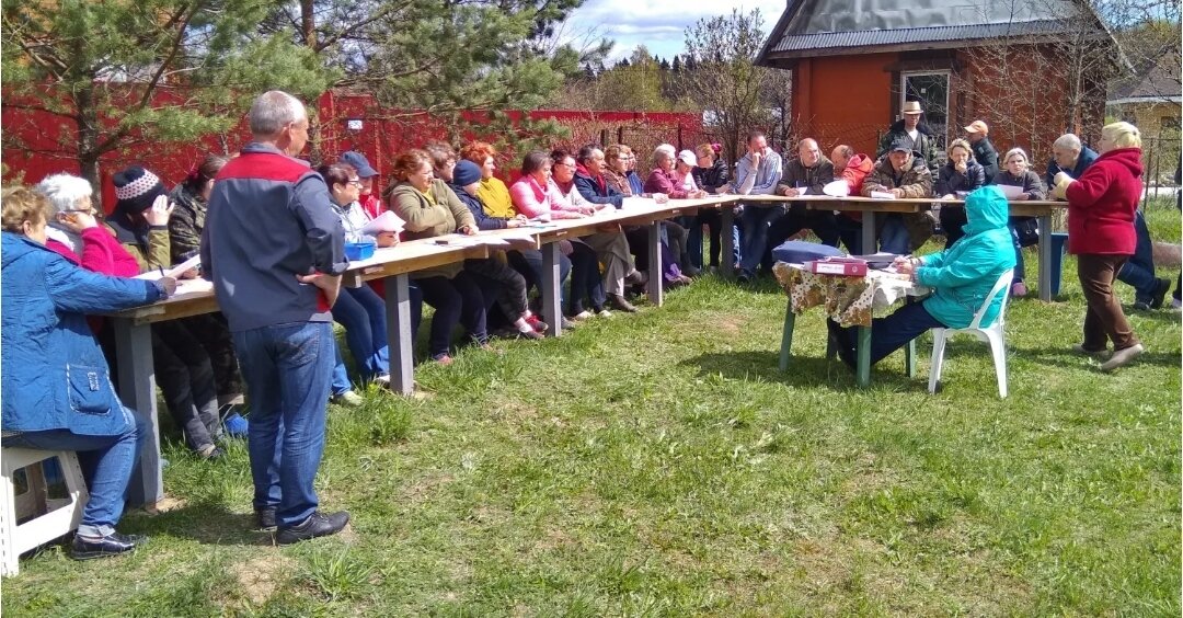 Зловещий процесс снятия председателя СНТ с должности общим собранием. Фото из открытых источников. 