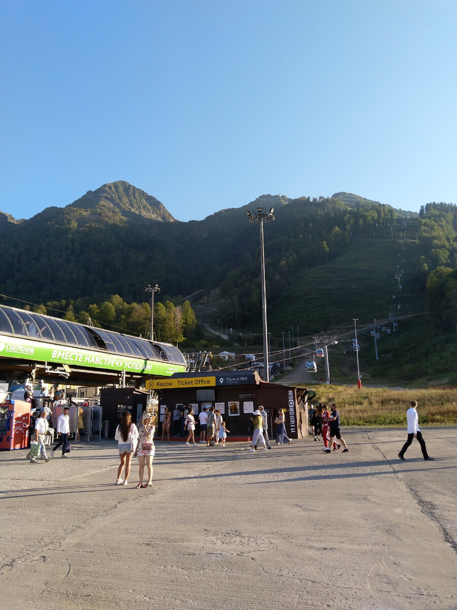 Вооон туда вверх уходит канатная дорога. И это только один ярус )))