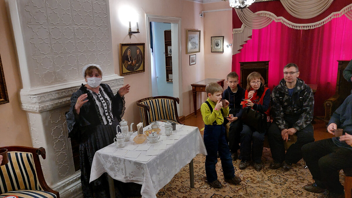 За кружкой чая и кофе слушали рассказ экскурсовода