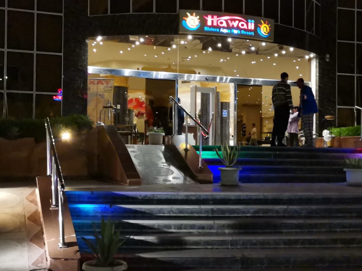 Главный вход в отель.