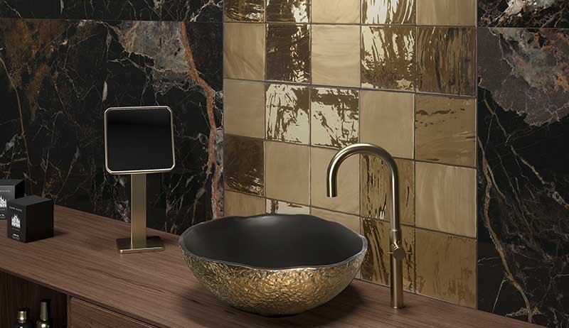 На фото черный мрамор в сочетании с золотистой плиткой малого размера