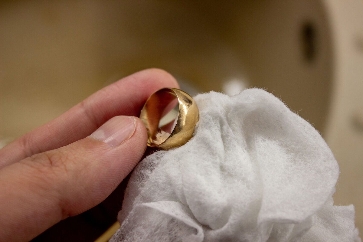 Почему чернеет золотое кольцо на руке