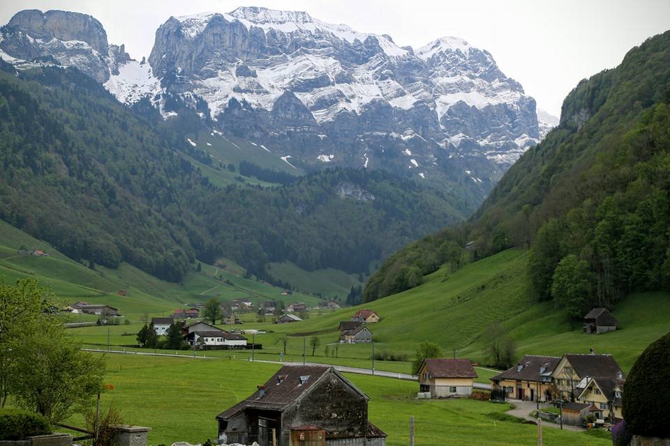 Сначала идем к фуникулеру, который привезет на вершину горы. 