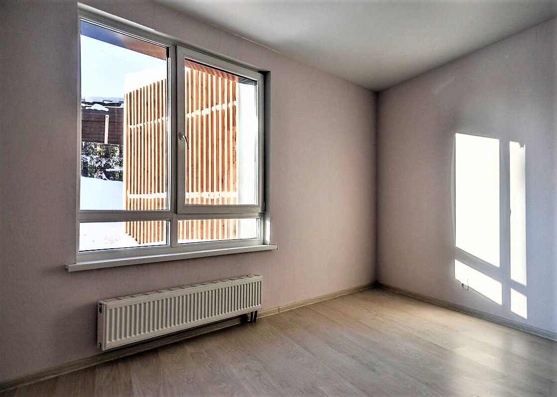 Подводка отопления от пола. Трубы необходимо закрывать тюлем или шторами.