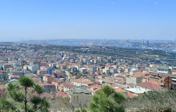 Панорама Стамбула со стороны мечети Чамлыджа в районе Ускюдар