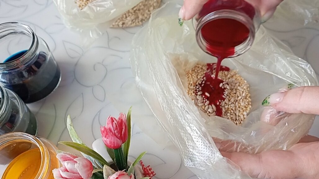 Выливаем красители в крупу