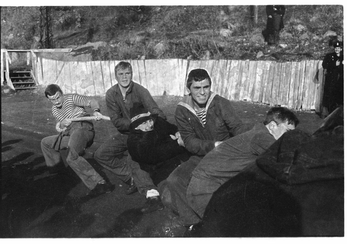 Слева направо: Володя, ешё Володя, Герман, Игорь Марков на первом курсе, Витаха.