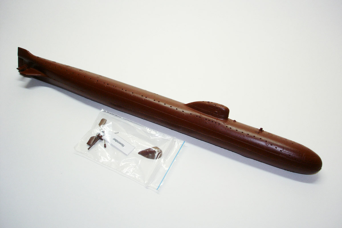 На фото: наш набор из литьевой смолы (resin kit) для постройки модели многоцелевой АПЛ пр. 627 и 627А Кит (SSN November) в масштабе 1/350.