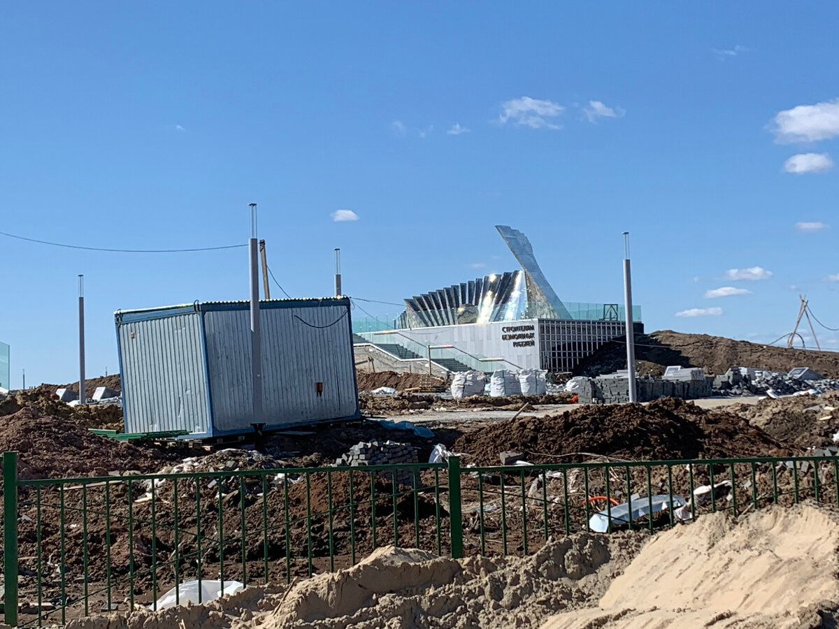 Полным ходом идет строительство мемориала.  Строителям безмолвных рубежей.