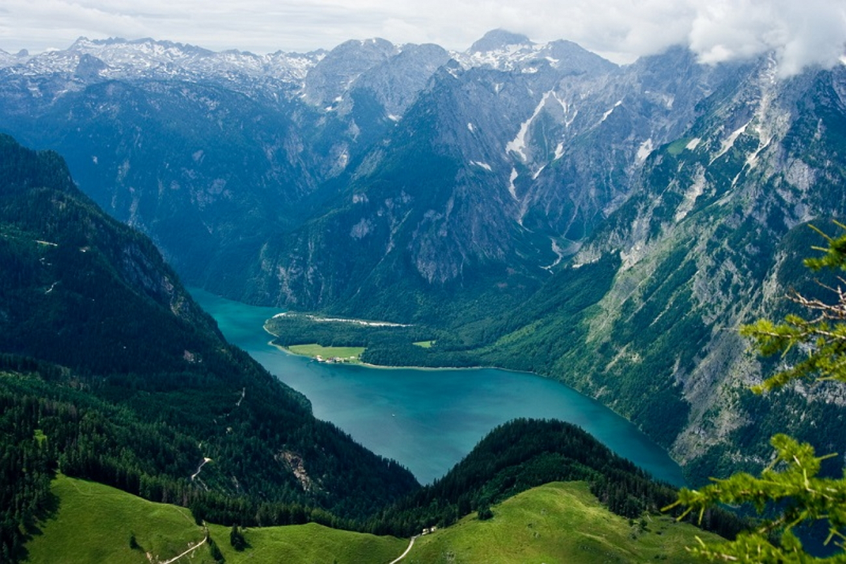 Природные особенности германии. Королевское озеро Кенигзее. Бавария озеро Кенигзее. Австрия озеро Кенигзее. Озеро Кёнигсзе Германия.