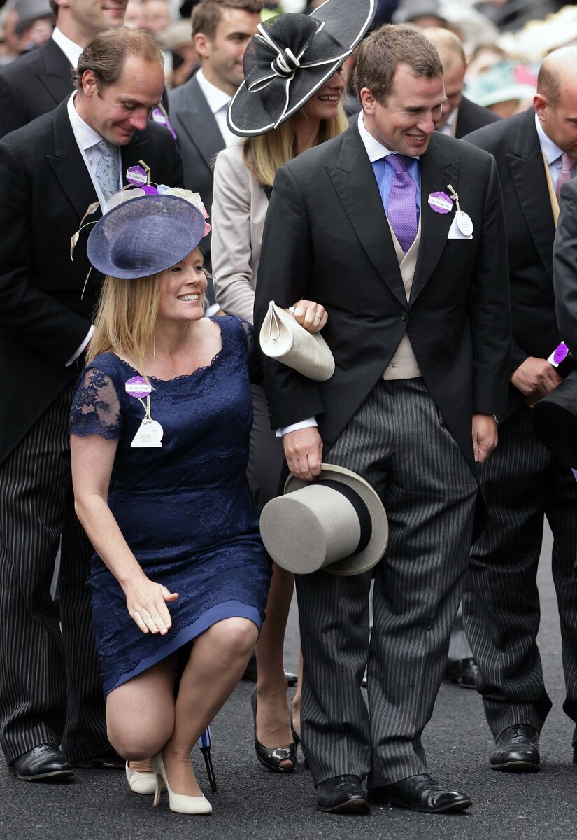 Тереза мэй книксен. Королева елизавета реверанс. Сара фергюсон книксен. Реверанс меган маркл перед королевой. Королева елизавета реверанс.