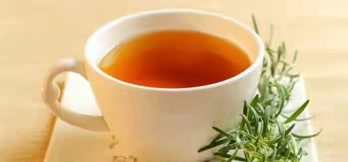 Розмариновый чай – это настоящий эликсир, наполняющий организм витаминами и способствующий укреплению иммунной системы. Горячий напиток прекрасно согревает, наполняет силами и энергией, дарит заряд бодрости и веселья. Тонизирующие свойства чая повышают работоспособность, успокаивают нервную систему, продлевая людям красоту и молодость. 
Чай с розмарином станет настоящей находкой для желающих сбросить лишний вес. Редкостное сочетание веществ, входящих в состав пряности, нормализует обменные процессы и способствуют быстрому сжиганию жиров.
Как принимать розмарин? Польза и вред растения изучены уже довольно давно. И доказано, что для того чтобы ощутить всю прелесть розмаринового напитка, достаточно один раз в день заваривать веточку растения и наслаждаться потрясающим вкусом. А сочетая ароматные цветки или молодые побеги с зеленым и черным чаями, можно добиться самых различных результатов – бодрости или, наоборот, расслабления. Достаточно смешать 1 ч. л. листьев с заваркой, настоять 5-7 минут и добавить по вкусу сахар или мед.

Прежде чем начинать пить полезный и ароматный чай, лучше проконсультироваться о возможных последствиях с лечащим врачом. Уникальные свойства напитка полезны в том случае, если пить его в умеренных количествах. Частое употребление чая может спровоцировать развитие заболевания почек, сердца и дать сбой в организме в целом. К тому же розмарин категорически противопоказан гипертоникам и людям, страдающим заболеваниями ЖКТ.