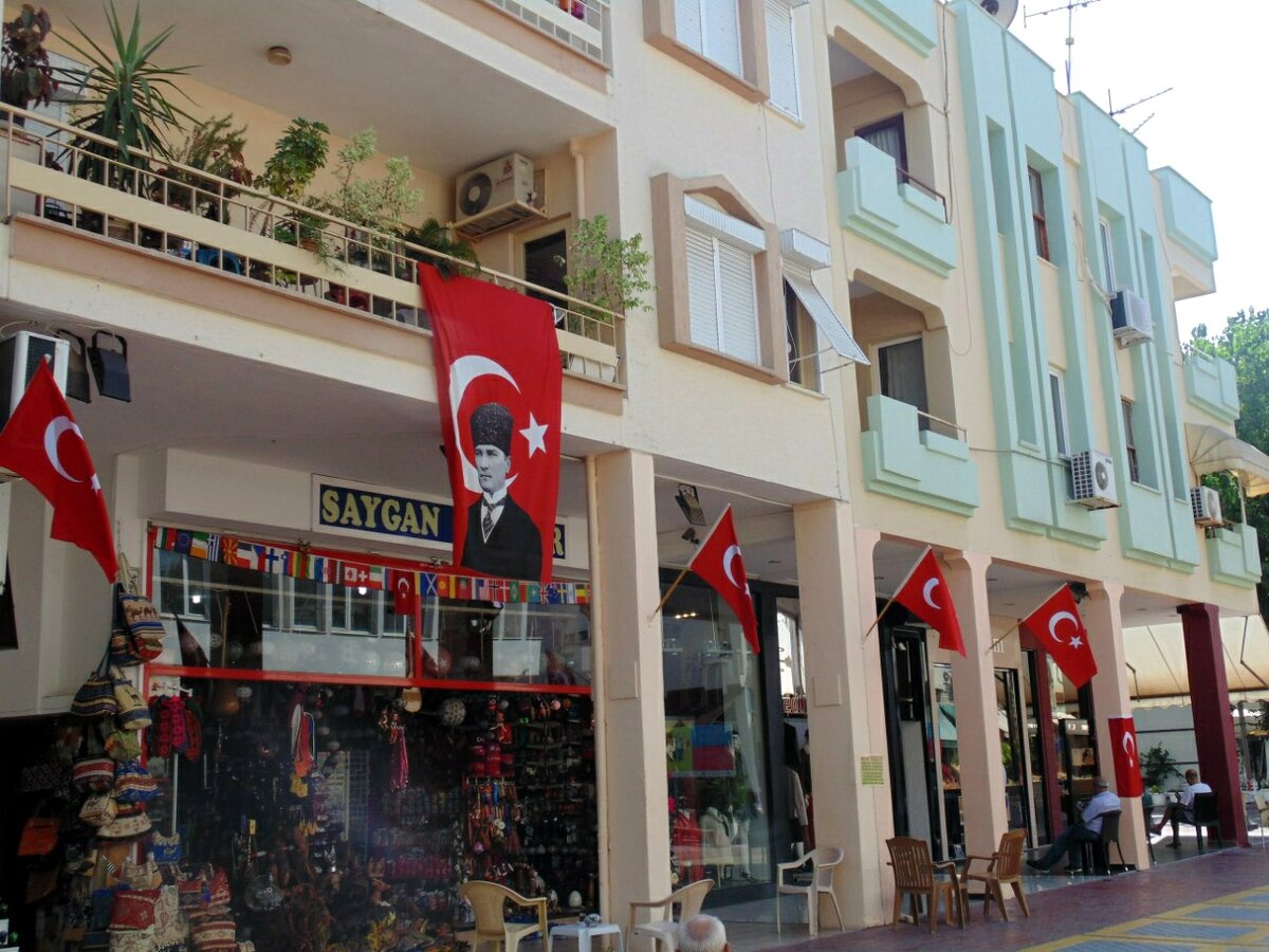 Торговая улица Кемера. Фото из личного архива автора.