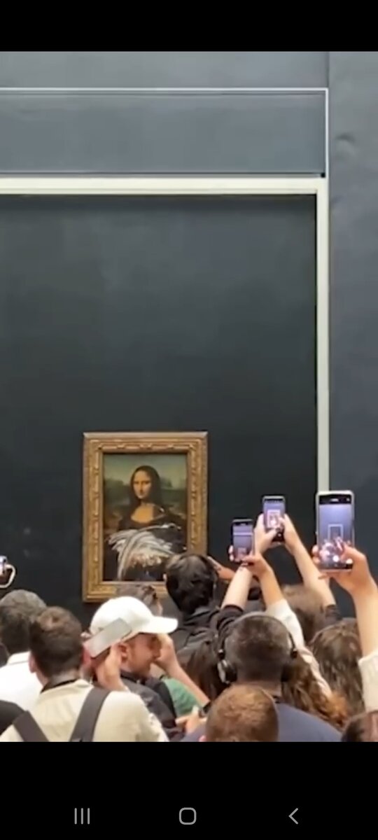 Измазанный тортом шедевр. Видео в канале.