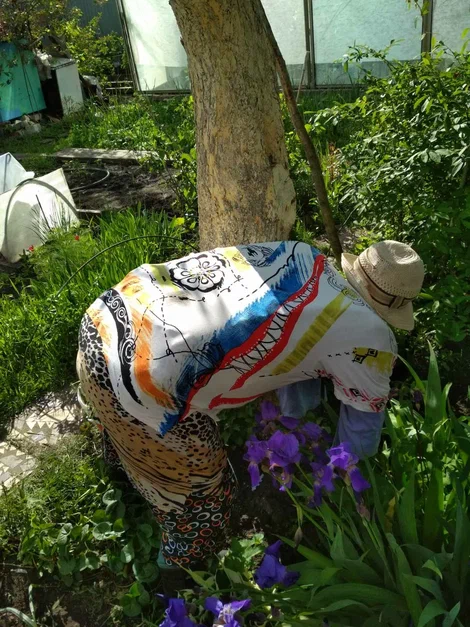 пугало "женщина убирает сорняки"