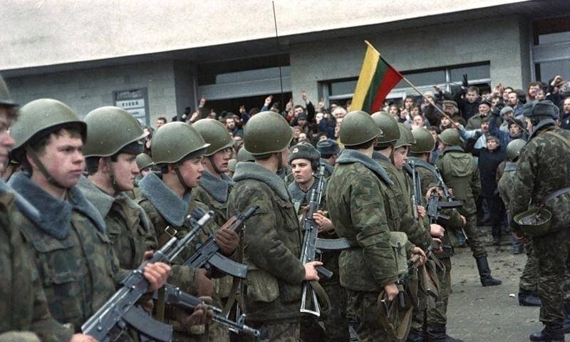 Советские солдаты в советском Вильнюсе, в 1991 году. Источник: Яндекс.Картинки