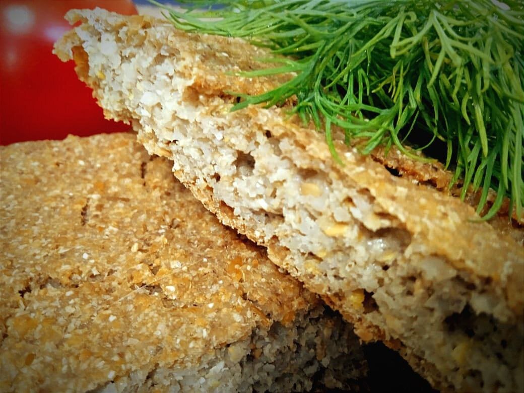 Хрустящий безглютеновый хлеб без крахмала и дрожжей.