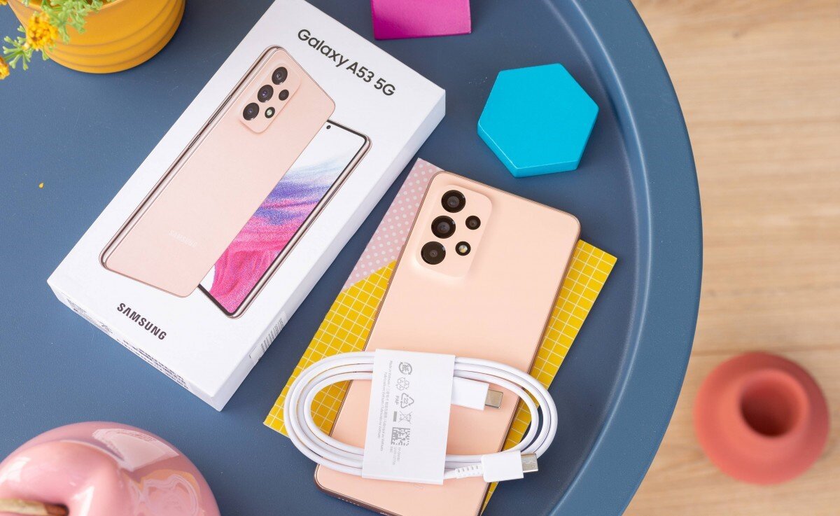    Оба смартфона не имеют блока питания в комплекте поставки. Фото: gsmarena.com