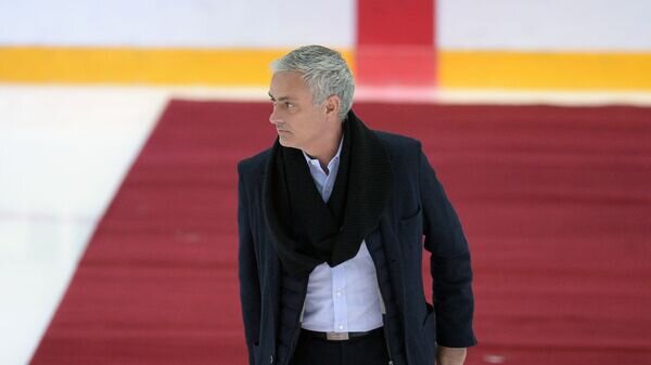    Жозе Моуринью перед символическим вбрасыванием шайбы в матче "Авангард" - СКА© РИА Новости / Нина Зотина