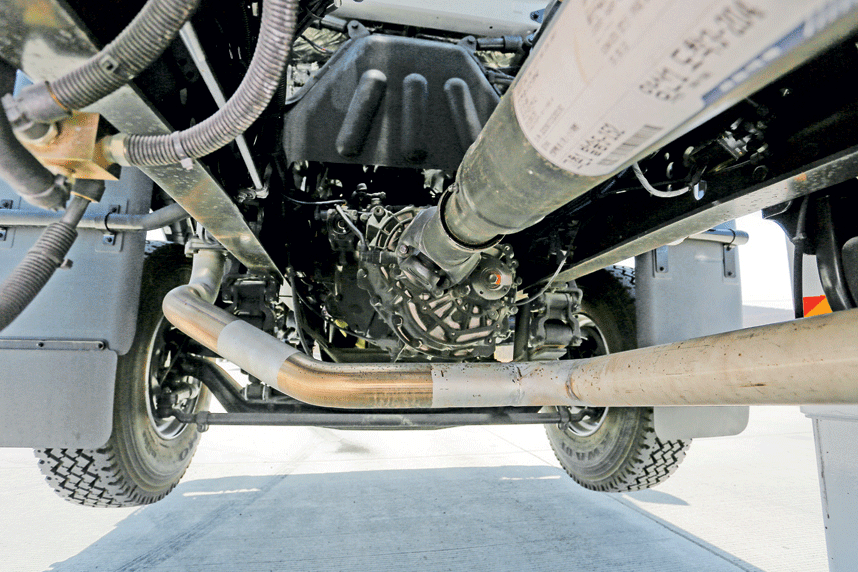 Вот так, поперек, выведена труба глушителя. Не очень удачно…