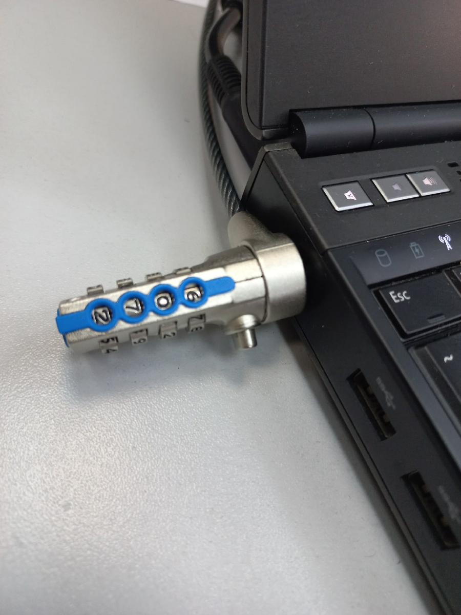 Механический замок на одном из концов тросика