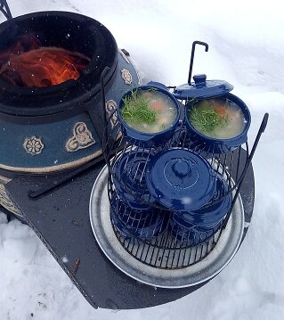 Как писал знаменитый баснописец Иван наш Андреевич Крылов, «Что за уха! Да как жирна! Как будто янтарем подёрнулась она!» — и сегодня мы ее сварим в тандыре. 