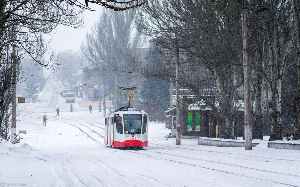 Трамвайный вагон модели 71-623-02 номер 202 на улицах Енакиево, январь 2022 года, фото Дмитрий Денисенко