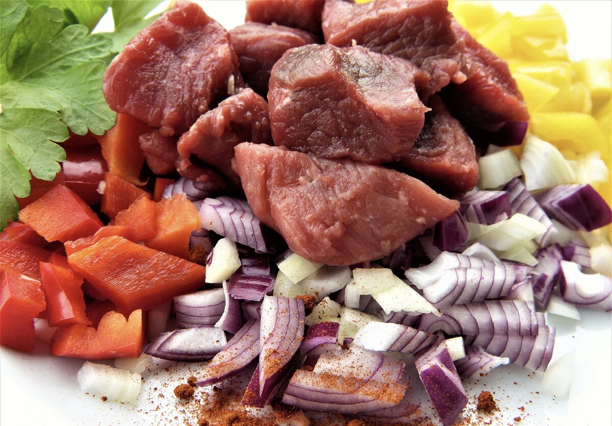 Красное мясо - отличный источник железа, а сладкий перец богат витамином С, который усиливает всасывание железа.