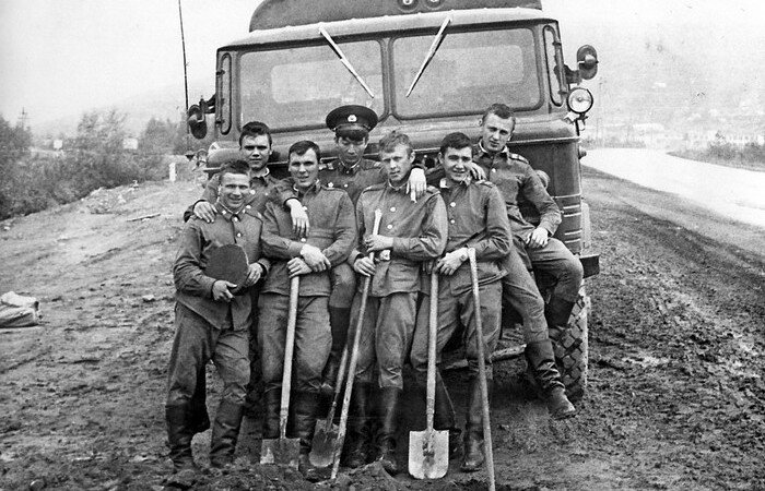 На сегодняшний день «тех самых» стройбатов, какие были во времена Советского Союза в российской армии, больше не существует. Значительная часть обязанностей строительных батальонов и отрядов и вовсе на сегодняшний день переложена на частные гражданские или полувоенные структуры, которые работают по подряду с Министерством обороны РФ. Но вернемся к стройбатам: почему советские призывники туда не рвались?