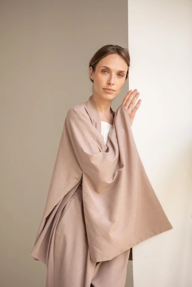 Короткое кимоно из льна https://theonegoddess.ru/collection/kostyum-krylya-lyubvi-kakao