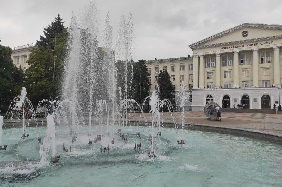     Фонтан на площади Гагарина продолжает работать. Анастасия ТАЛЫЗИНА