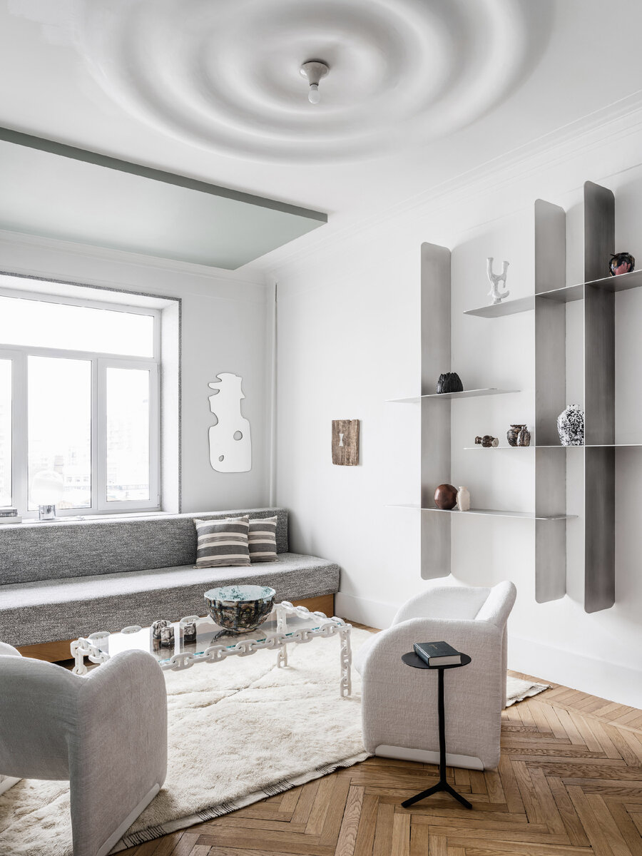 Фото: Михаил Лоскутов. На стеллаже — керамика студии 01001011 и Марии Колосовской, галерея Fabula. Стеллаж изготовлен по эскизам дизайнеров, мастерская «Квадрат труба». Приставной столик, Piet Boon.