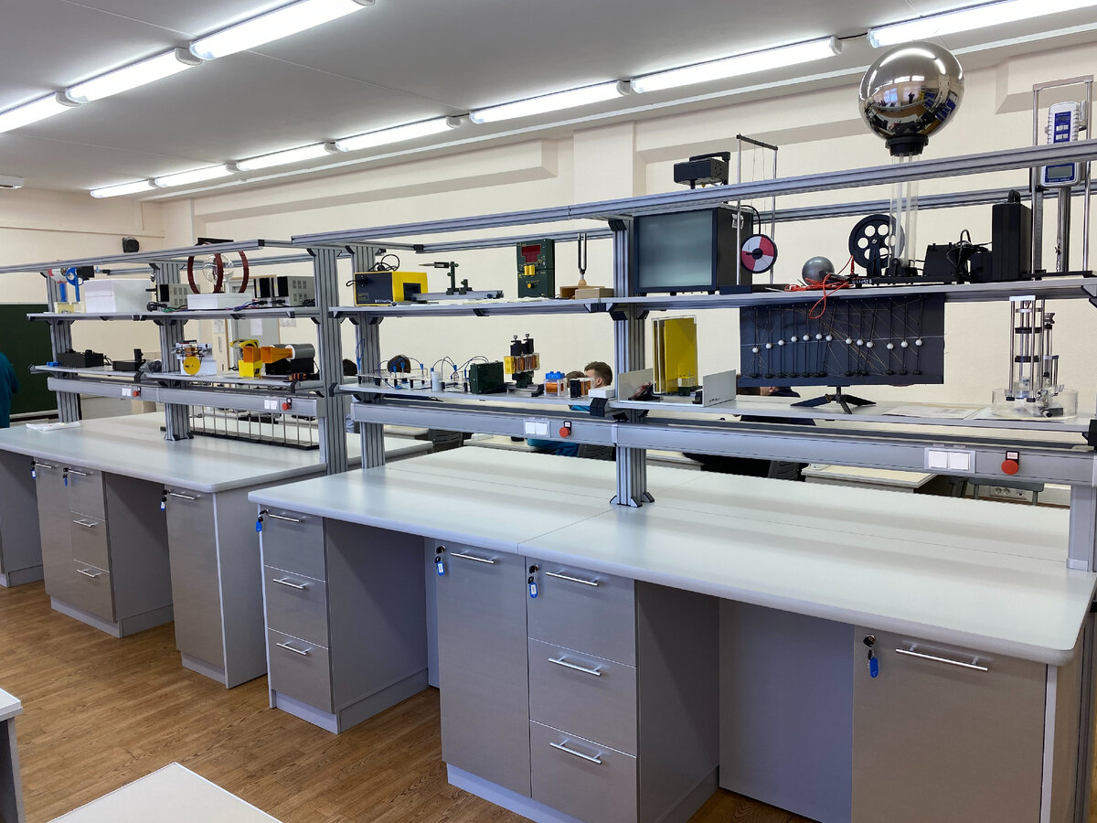 Школьное оборудование по физике. Фото автора