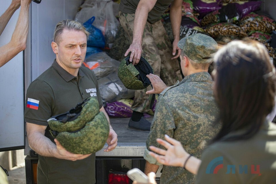     Братья Запашные доставили в Луганск корма для служебных собак, шлемы, бронежилеты, рации и другое оборудование. Фото: Марина Сулименко/ЛИЦ