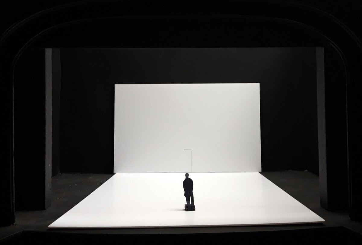 При оформлении статьи используются фотографии макета спектакля «Стиффелио». Художник-постановщик – Этель Иошпа. 