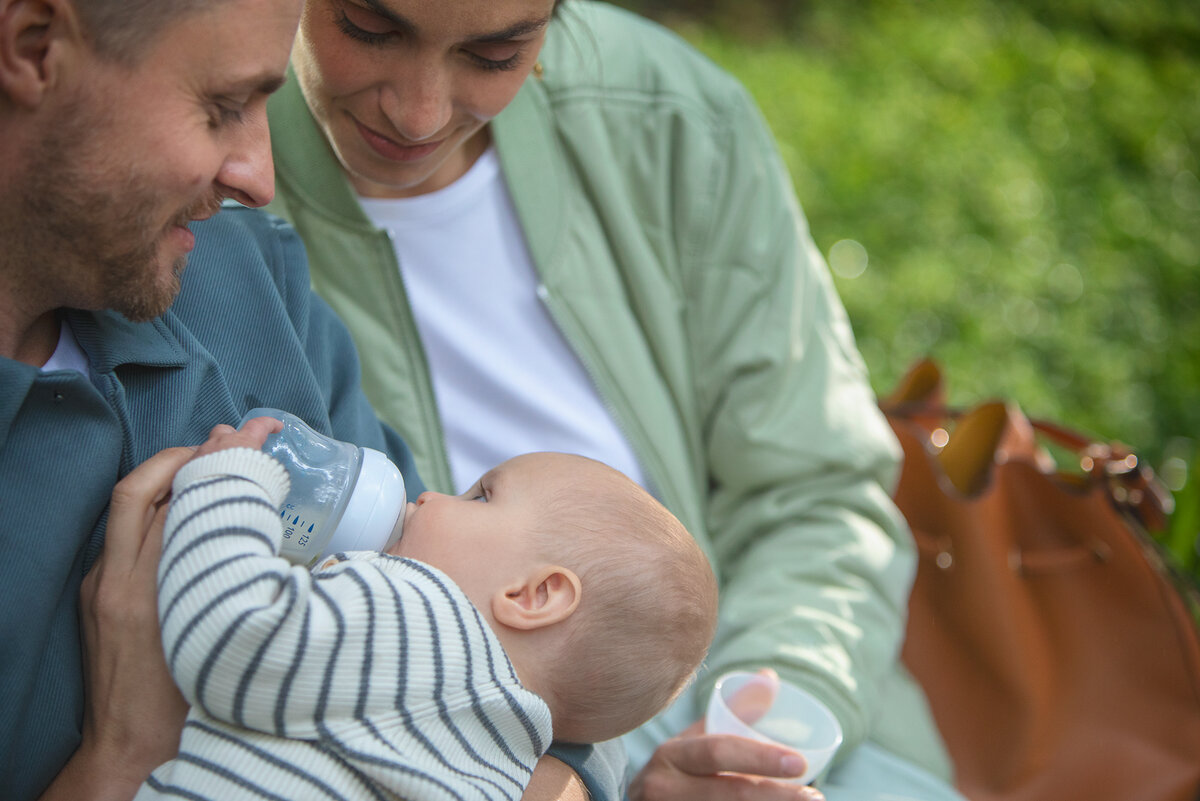 Мамы часто задумываются о том, как совмещать грудное вскармливание с кормлением малыша из бутылочки. Но выбрать бутылочку бывает непросто — важно, чтобы маме и ребенку было комфортно ей пользоваться.