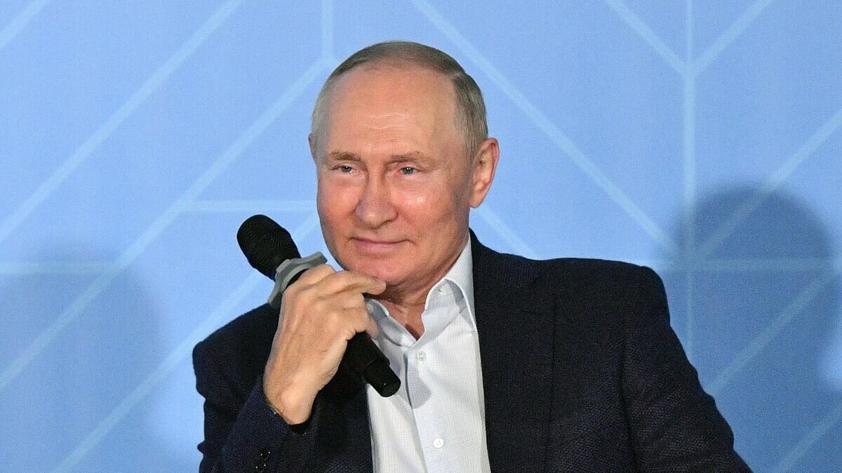    Президент РФ Владимир Путин во время встречи с участниками Всероссийского молодежного экологического форума "Экосистема. Заповедный край" в Петропавловске-Камчатском© РИА Новости / POOL