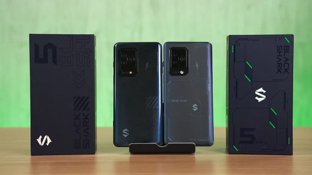    У стандартной и Pro-модели одинаковый островок камер сзади. Фото: nasilemaktech.com